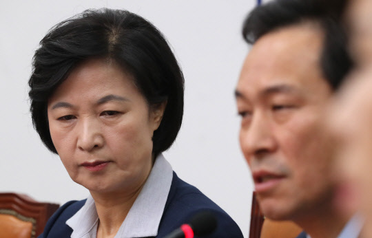 원내대표 발언 듣는 추미애      (서울=연합뉴스) 이정훈 기자 = 더불어민주당 추미애 대표가 14일 오전 국회에서 열린 최고위원회의에서 우상호 원내대표의 발언을 듣고 있다. 2016.11.14      uwg806@yna.co.kr  (끝)